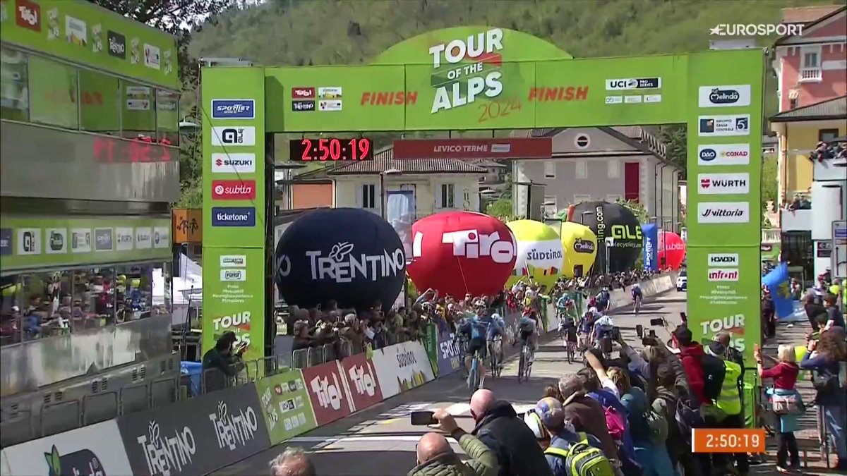 ๐ Un ๐ฉ๐จ๐๐ข๐จ ๐ฉ๐๐ซ๐ ๐๐ฅ ๐ซ๐๐๐ฎ๐๐ซ๐๐จ en el Tour of The Alps ๐พ Juanpe Lรณpez descorcha la botella y recibe el tรญtulo de ganador de la general... ยกFELICIDADES! Lo viste en Eurosport