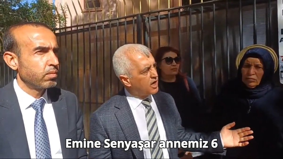 Adalet Bakanlığının önündeyiz. Niye önündeyiz? Emine Senyaşar annemiz 6 yıldır bir direniş sergiliyor. Adalet istiyor Urfa'da adalet istedi. Bu çığlığı tüm Türkiye duydu. Dünya duydu ama T.C. Adalet Bakanlığı Bakanı Sayın Yılmaz TUNÇ duymuyor. İktidar duymuyor. Ferit Şenyaşar