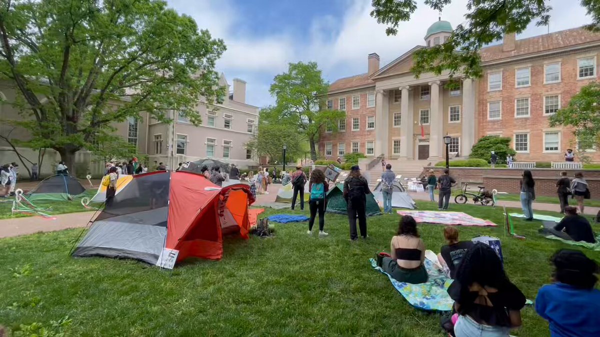 UNC students right now starting an encampment outside of the university administration building in solidarity with Columbia students and Palestine 🇵🇸