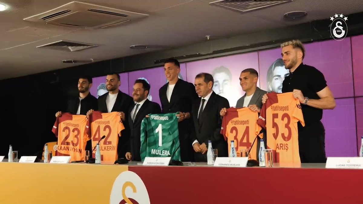 ✍️ Kaptan Muslera, Barış Alper, Abdülkerim, Torreira ve Kaan'ın İmza Töreni'nden en özel anlar şimdi Galatasaray YouTube Kanalı'nda YAYINDA! 💛❤️ ▶️