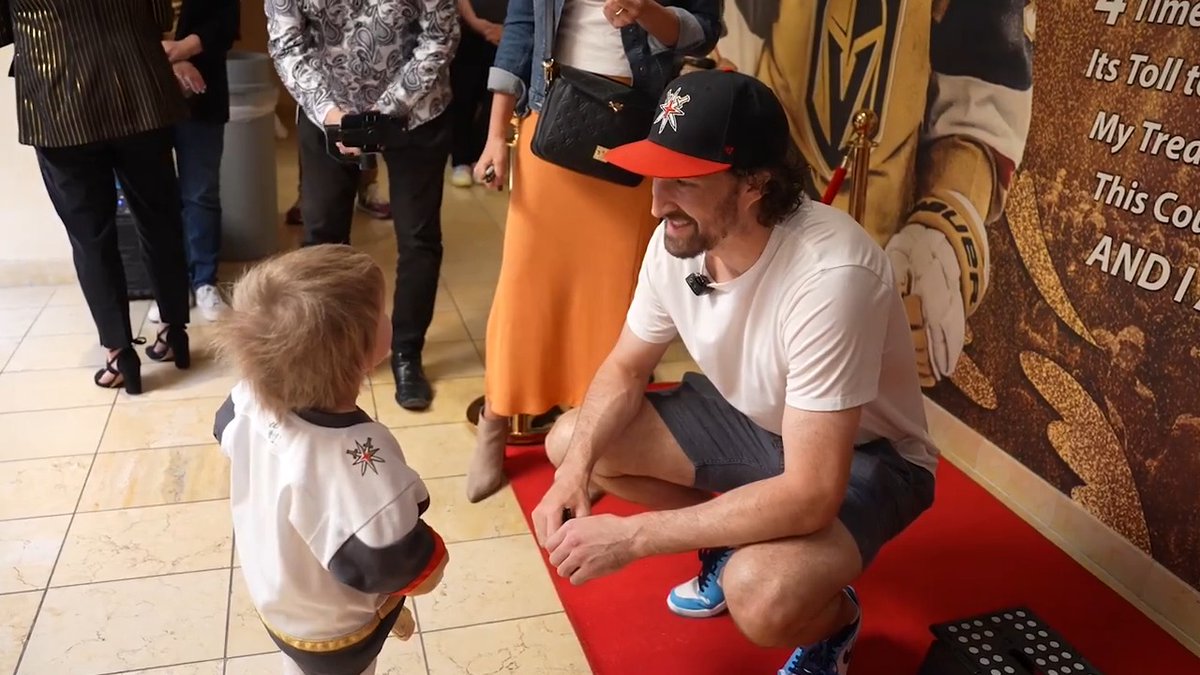 Earlier this week, Mark Stone stopped by Cure 4 The Kids Foundation for the ribbon cutting of the "VGK End of Treatment Bell" 💛