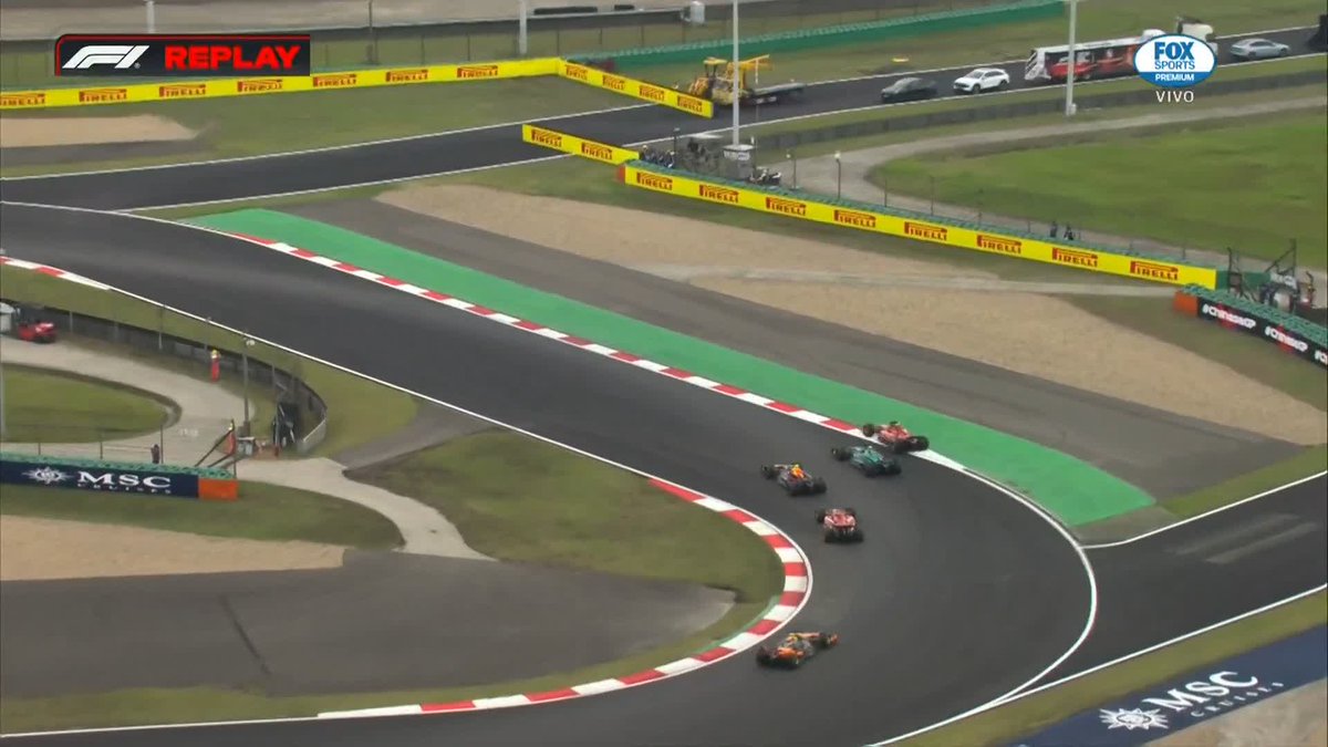 ¡CHECOOO SE PUSO VIVOOOO! 👏🥵 Pérez se 'comió' a Sainz y Alonso que se enfrascaron en su pelea y olvidaron que el mexicano estaba al ataque. ¡Increíble lo que acaba de hacer el tapatío! 🔥 #F1xFSMX