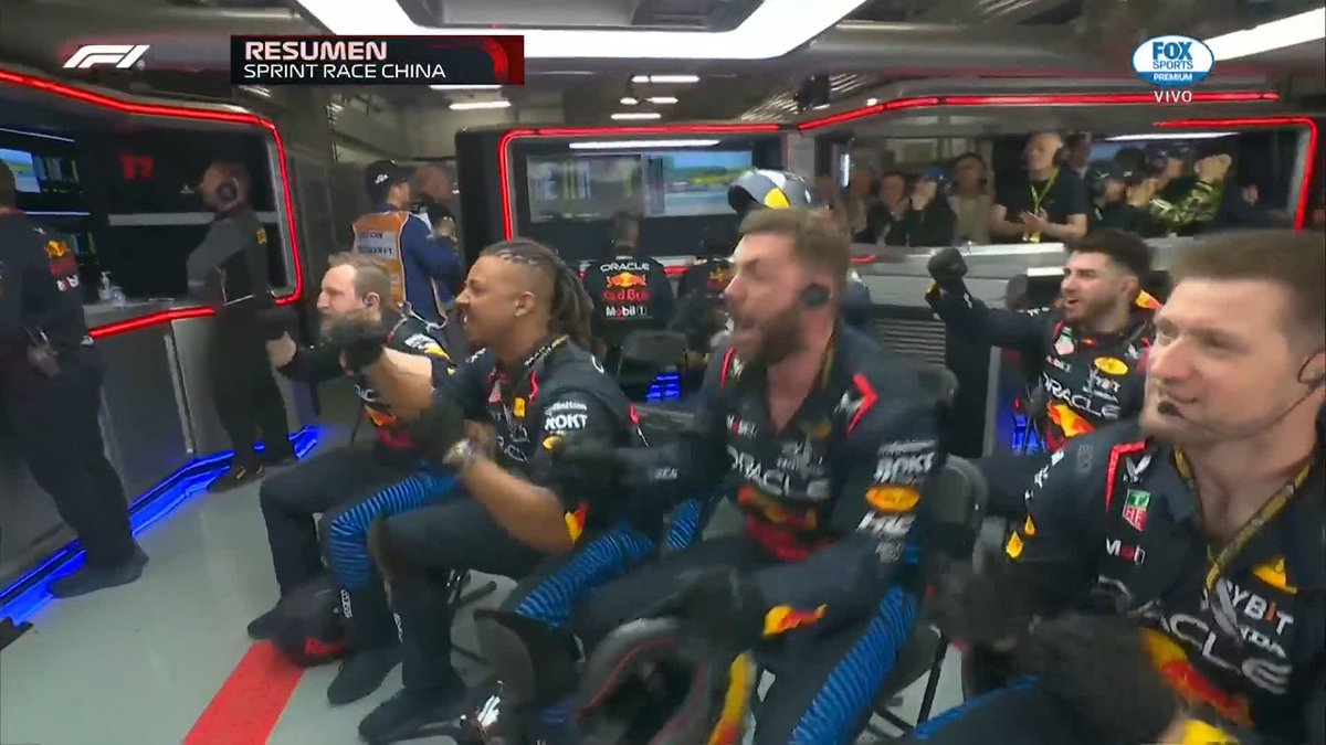 ¡ASÍ CELEBRÓ EL EQUIPO EL REBASE DE CHECO!🥳 El mexicano causó mucha euforia dentro de los pits. ¡Aplausos y hasta brincos por lo que hico Pérez! #F1xFSMX