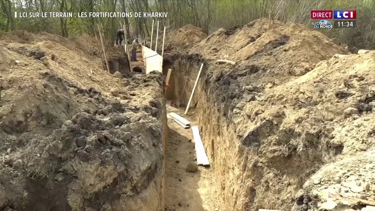 🔴 LCI sur le terrain en Ukraine Ils sont des dizaines à travailler sur les fortifications de Kharkiv, des kilomètres de tranchées à environ 3h30 de route de la ville. Objectif : anticiper le plus possible une éventuelle attaque russe. victoria 💌 et Marine Truchot ⤵️