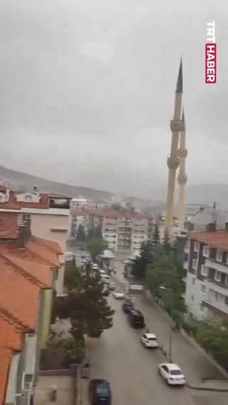 Çankırı'da bir caminin minaresi fırtınada devrildi.