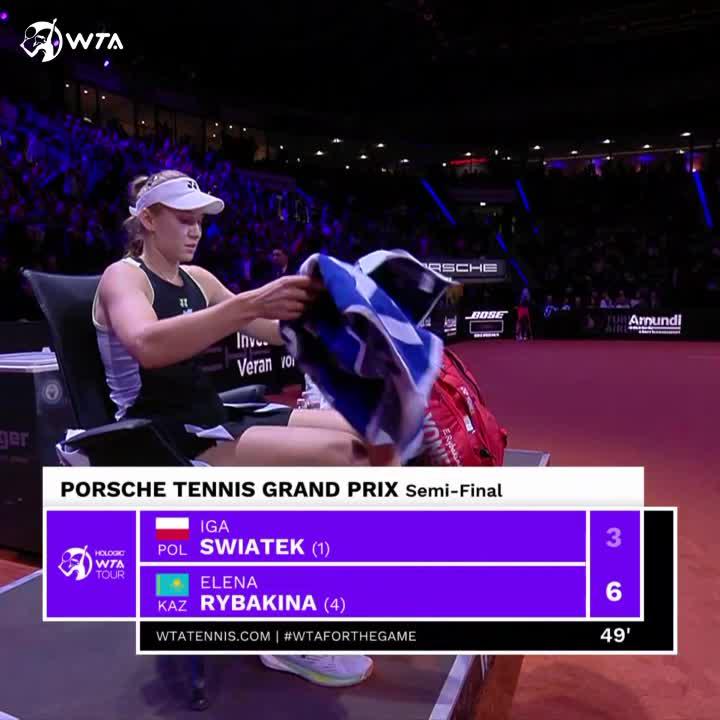 Advantage, Elena ☝️ No.4 seed Rybakina takes a 6-3 lead over Swiatek! #PorscheTennis