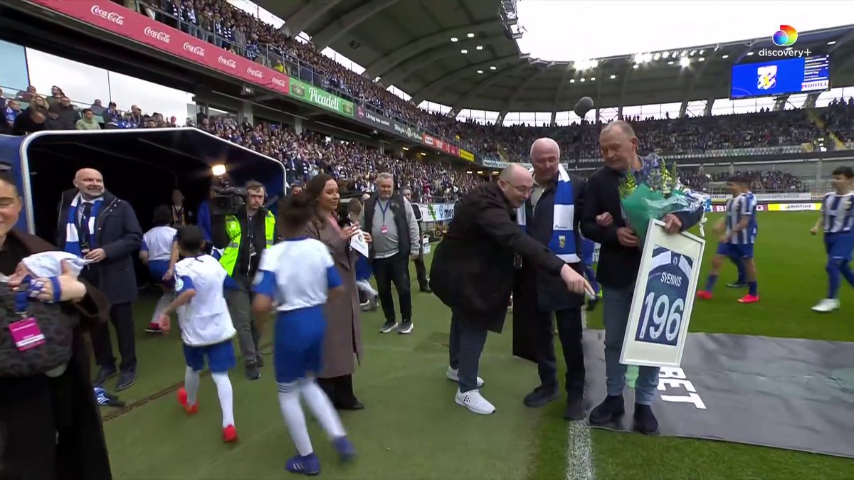 "Jag vet inte om det är regn eller tårar, helt fantastiskt. Jag känner mig rörd och tacksam. Det värmer." Sven-Göran Eriksson om hyllningen på Gamla Ullevi.