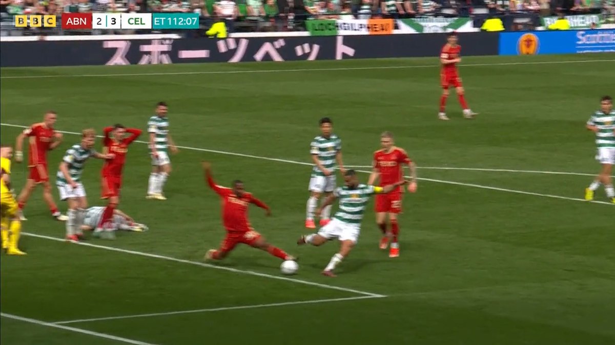 Late drama! 😱 A VAR check for an Aberdeen penalty, but they give a free-kick to Celtic for a foul by Junior Hoilett on Alistair Johnston ⤵️ #BBCFootball #ScottishCup