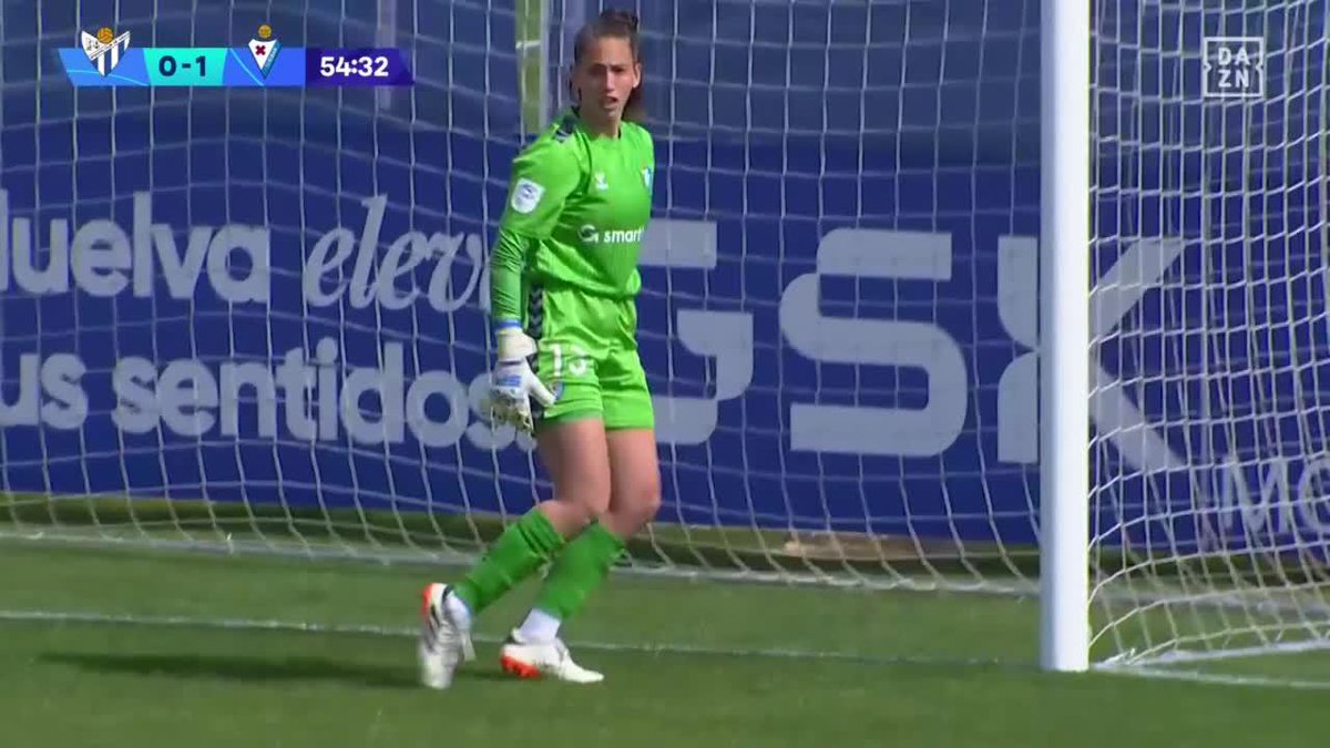 Y Maria Miralles dijo NO🔒 La portera del SD Eibar adivinó el lanzamiento de penalti de Hmírová 🧱 #LigaFenDAZN ⚽