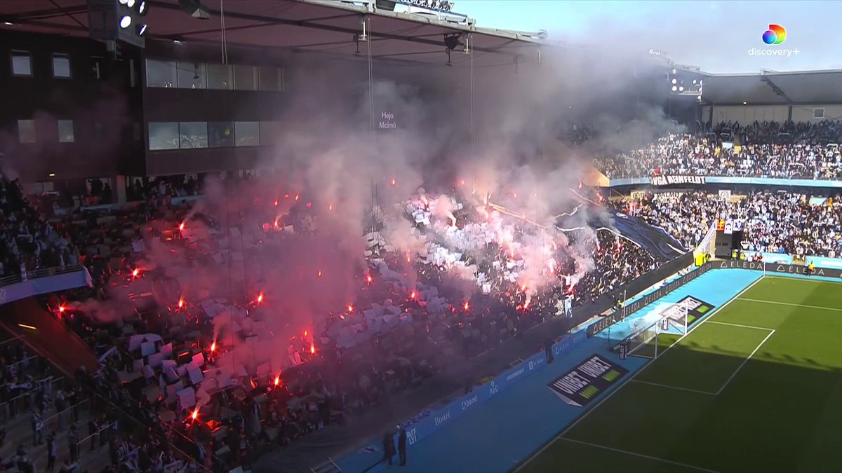 Hemmasupportrarna på Eleda Stadion hyllar och hedrar den bortgångne supporterprofilen Jens inför Malmö FF - VSK 🔵 📲 Se matchen på