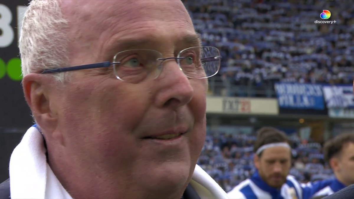 Truly lovely scenes as IFK Gothenburg fans serenade Sven-Goran Eriksson with a tifo & song. 💙 It's 42 years since Eriksson led IKF to a shock UEFA Cup victory. Now 76, Eriksson is on a farewell tour having disclosed that he has terminal cancer.