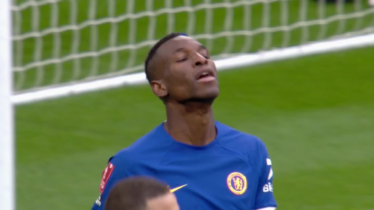 Back-to-back misses by Nico Jackson 🫣 (via Emirates FA Cup)