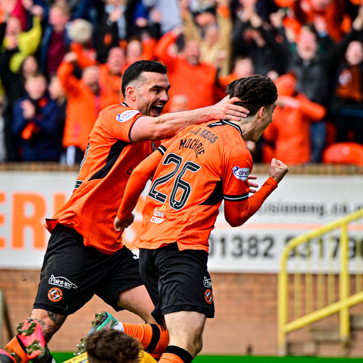 A hero's welcome for chris mochrie 🕺 #UTDAYR | #cinchChamp | #DUFC