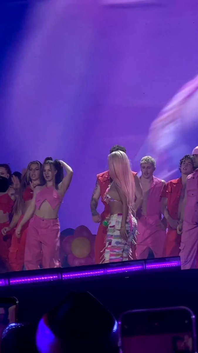 Karol G cantando “DAÑAMOS LA AMISTAD” en su primera noche en Chile 🇨🇱❤️‍🔥