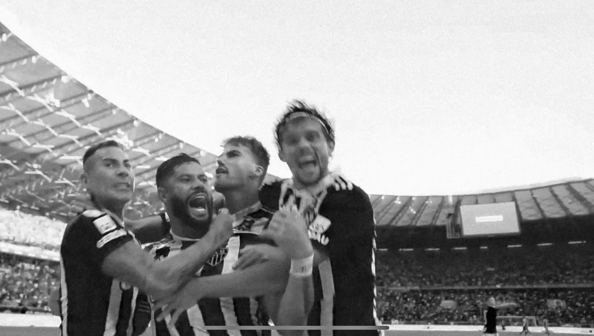 Vencer nunca é só sobre levantar taças 🏆🏆🏆🏆🏆 🐔O Galo comemora o penta mineiro com campanha veiculada na CNN, que celebra o time e a Massa pela conquista - e faz, também, um convite a todos os clubes e torcidas do Brasil por um espetáculo dentro e fora de campo no Brasileirão. Respeito e paz no futebol! 🏴🏳️ É o Galo pela #PazNosEstádios 🏟️