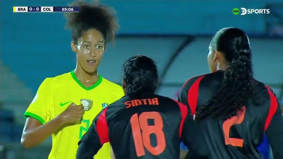Dame una jugadora que se ría en la cara de una brasileña. Que, cuando le muestra el escudo de Brasil, besa el de Colombia. Jugadora que cree en su equipo, que confía en su talento y no le tiene miedo a cambiar la historia. Sintia Cabezas, y mentalidad.