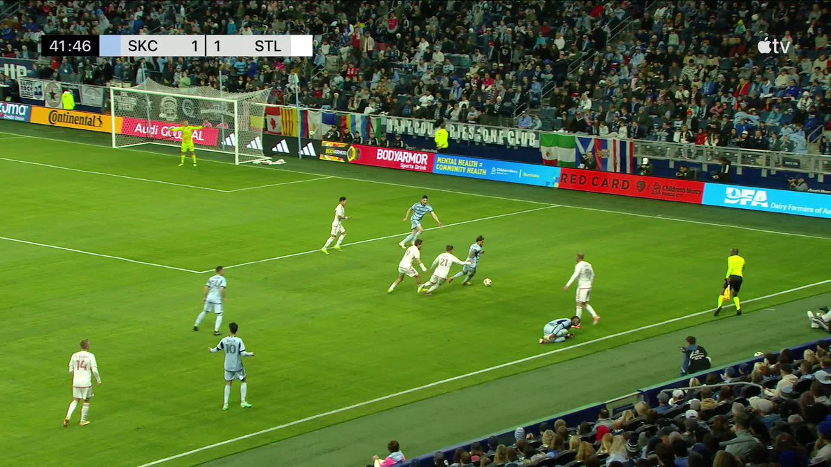 CELIO POMPEU GOLAZO 😱 And the body from João Klauss sets up the go-ahead goal for Sporting Kansas City.