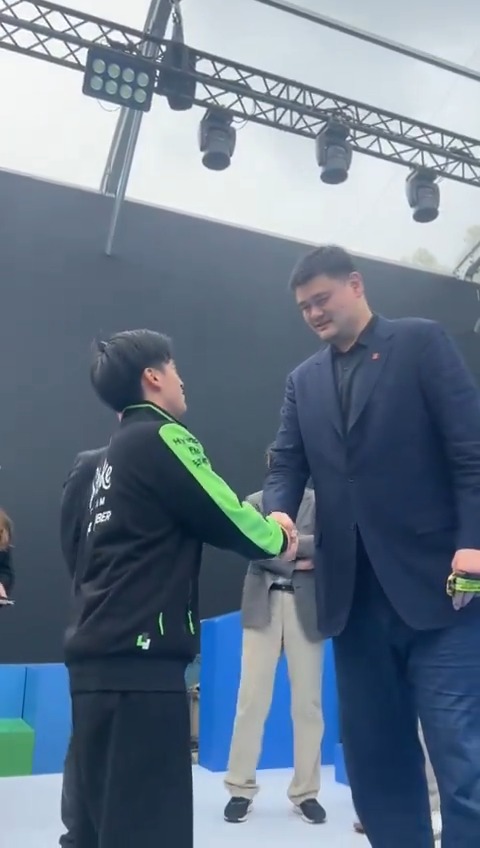 A big moment! 周冠宇 | Zhou Guanyu 🇨🇳 🤝 Yao Ming #F1 #ChineseGP