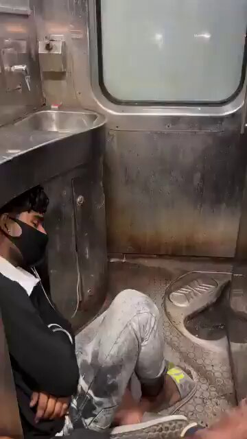 नरेंद्र मोदी के राज में ‘रेल का सफर’ सज़ा बन गया है! आम आदमी की ट्रेनों से जनरल डिब्बे कम कर सिर्फ ‘एलीट ट्रेनों’ का प्रचार कर रही मोदी सरकार में हर वर्ग का यात्री प्रताड़ित हो रहा है। लोग कन्फर्म टिकट लेकर भी अपनी सीट पर चैन से बैठ नहीं पा रहे, आम आदमी ज़मीन पर और टॉयलेट में छिप कर यात्रा करने को मजबूर है। मोदी सरकार अपनी नीतियों से रेल को कमज़ोर कर ‘अयोग्य’ साबित करना चाहती है, ताकि उसे अपने मित्रों को बेचने का बहाना मिल सके। आम आदमी की सवारी को बचाना है तो रेलवे को बर्बाद करने में जुटी मोदी सरकार को हटाना होगा।