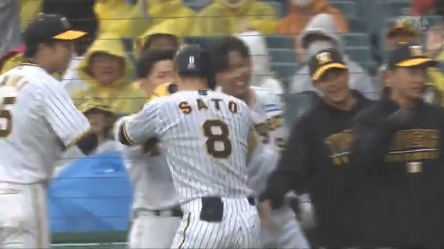 6回裏、佐藤輝選手がライトへ第3号先制スリーランホームラン！才木投手の力投に応える値千金の一発！ #hanshin #虎テレ #阪神タイガース #ARE_GOES_ON