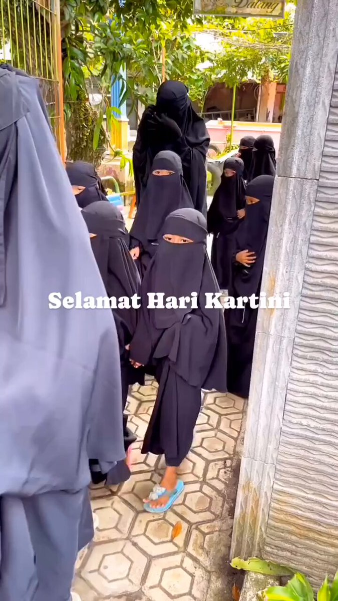 Ntahlah siapa pemilik, pembuat vidio ini. . . 🤔