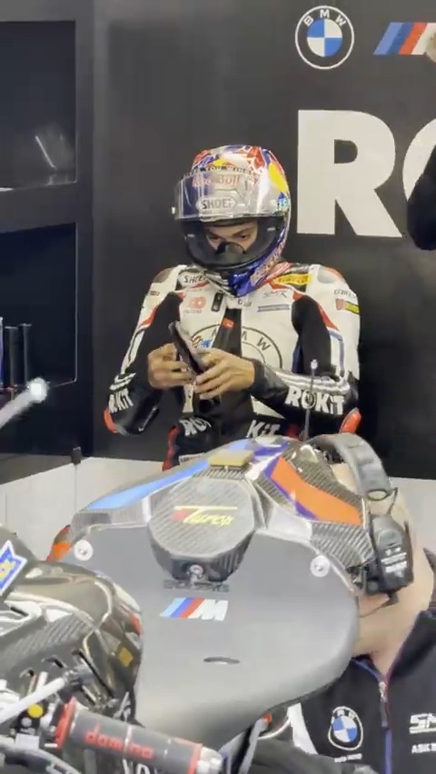 #DutchWorldSBK heyecanı ücretsiz olarak Red Bull TV'de yaşanmaya devam ediyor! 🤩 🗓️ Bugün (Pazar) 🕛 12.00 Superpole Yarış 🕒 15.00 SBK Yarış 2 🕓 16.15 SSP Yarış 2 📺 Canlı izlemek için: #RedBull #Kanatlandırııır