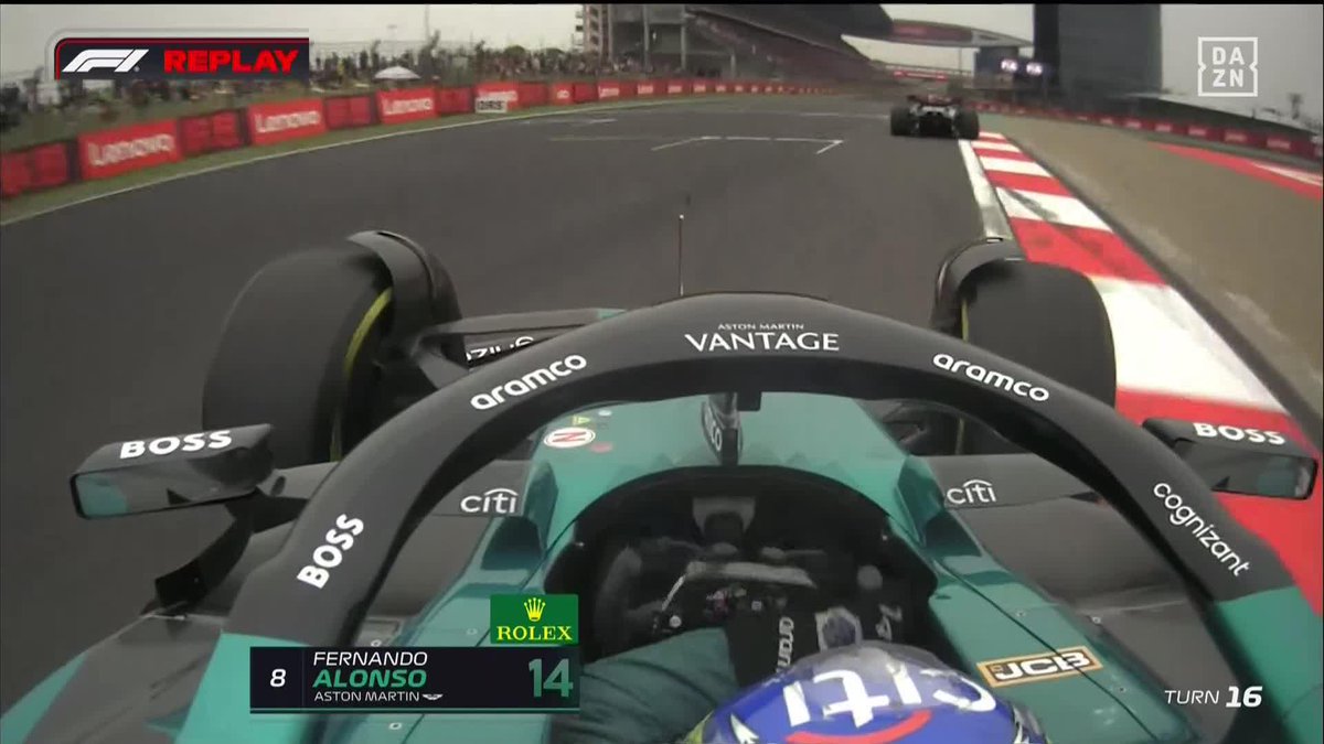 ยกBRUTAL SALVADA DE FERNANDO ALONSO EN PLENA REMONTADA! ๐๐๐ ยกQuรฉ cruzada! ยกQuรฉ manos para salvarlo en el รบltimo instante y acabar adelantando a Hamilton! ๐ฅ #ChinaDAZNF1 ๐จ๐ณ