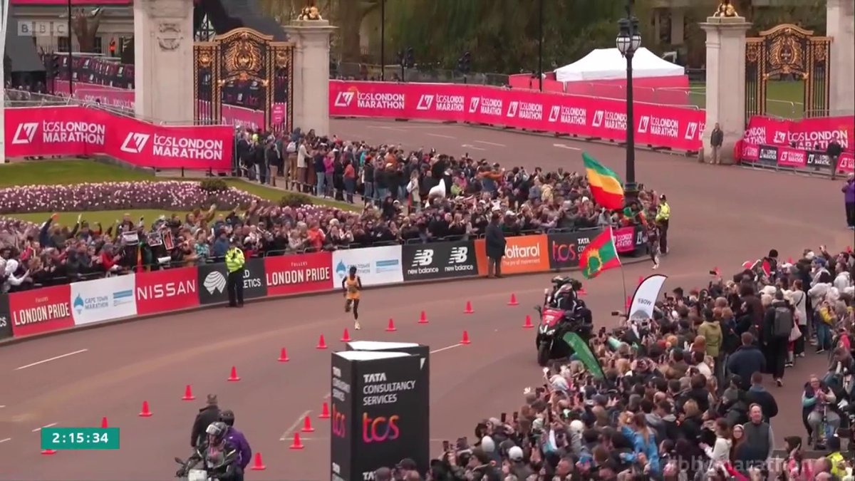 Peres Jepchirchir wins the #LondonMarathon! 🥇 She's broken women's-only World Record 👏🎉 #BBCMarathon