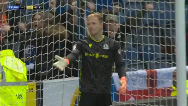 "I DO NOT BELIEVE MY EYES!" 🤯 An absolute nightmare moment for the Blackburn goalkeeper! 🚫