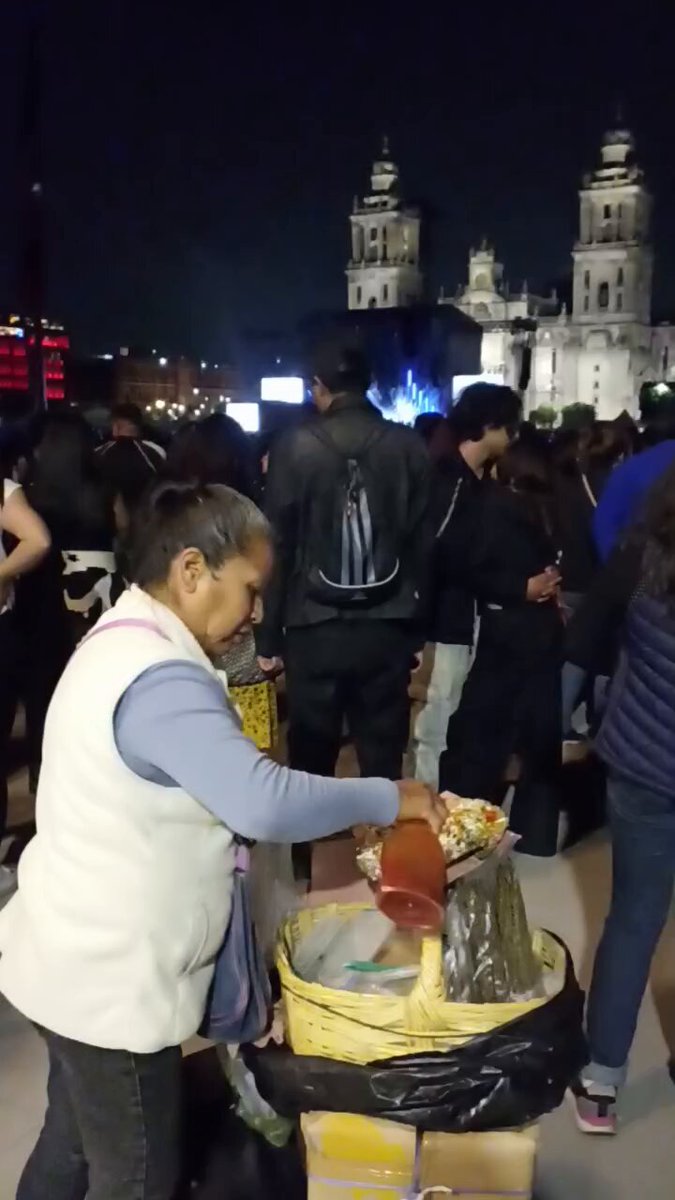 Mi video favorito que vi de ayer fue el de la señora vendiendo huaraches en medio de Interpol .