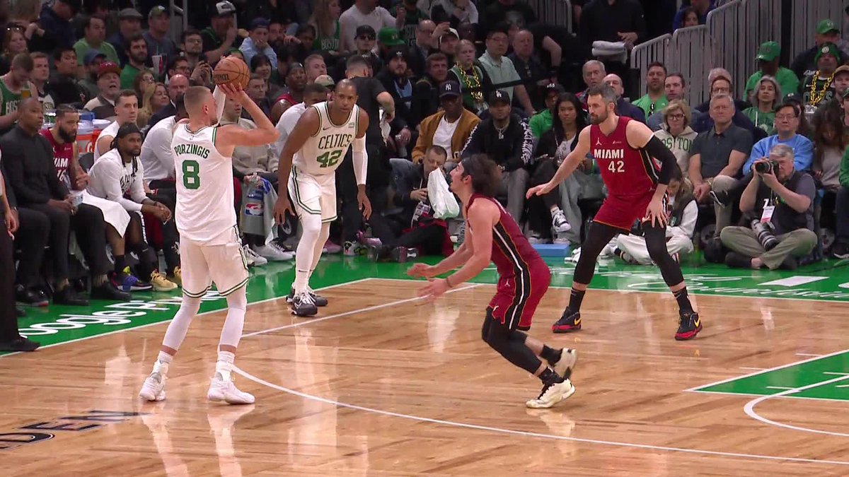 Porziņģis steps back to beat the shot clock 🔥