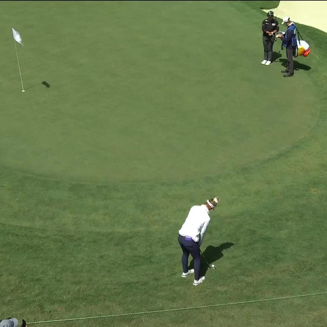 Are you serious?! 🤯 Nelly Korda chips in on the 10th hole to move to 14-under in search of her 2nd major title 🔥