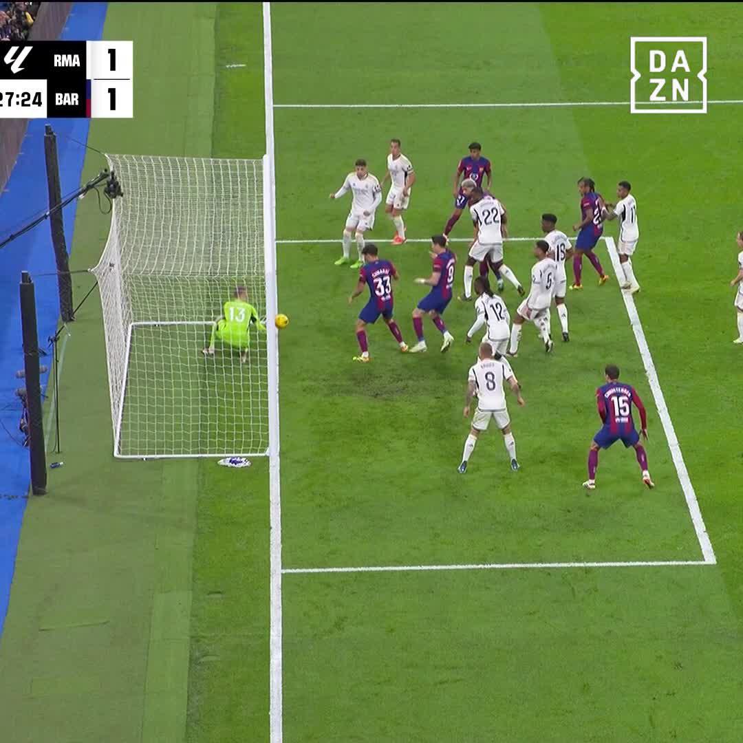 Vielleicht sollte #LaLiga über die Einführung einer Torlinientechnik nachdenken 🥶 #DAZNmoment Nach langer Überprüfung bleibt es beim 1:1 zwischen Real und Barca 🧐 Millimeterentscheidung 🤏