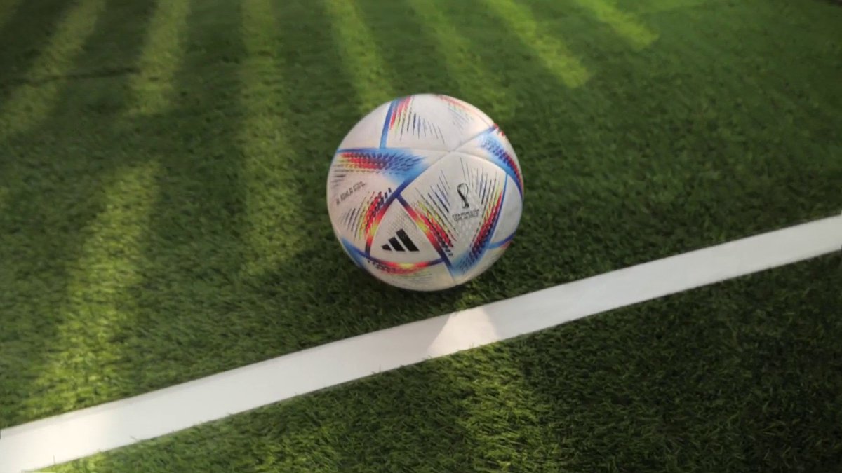 Petit rappel de comment l'angle de la caméra peut tromper l'oeil. 🔎👀 Difficile de déterminer à 100% si le ballon avait bien franchi la ligne durant le Clasico. Voilà pourquoi l’absence de Goal line-technology ne peut être comblée par la VAR.