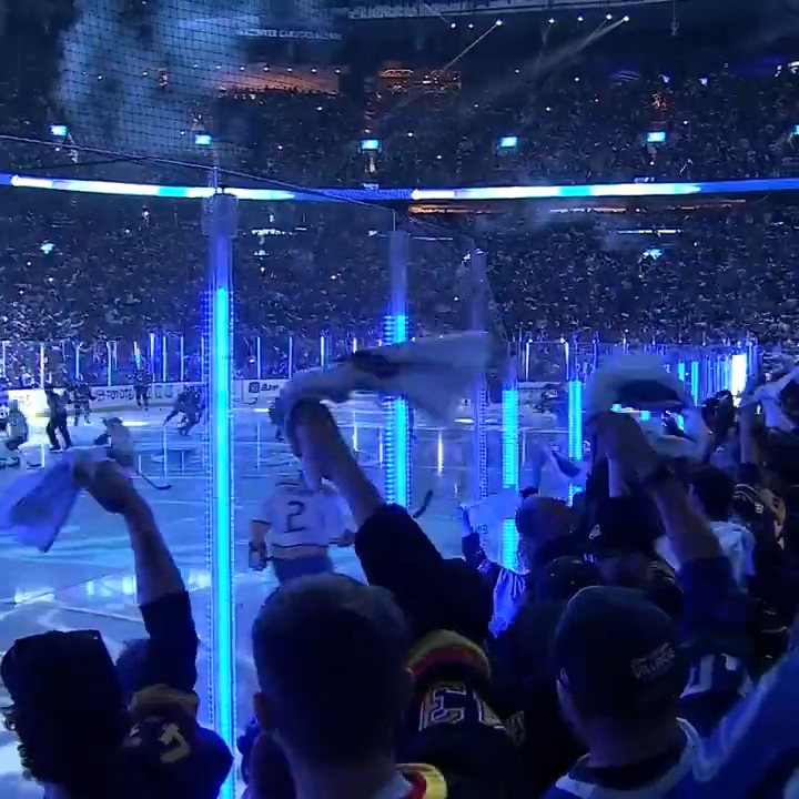 ROGERS ARENA IS ROCKING! WHERE THE STREETS HAVE NO NAME RETURNS!