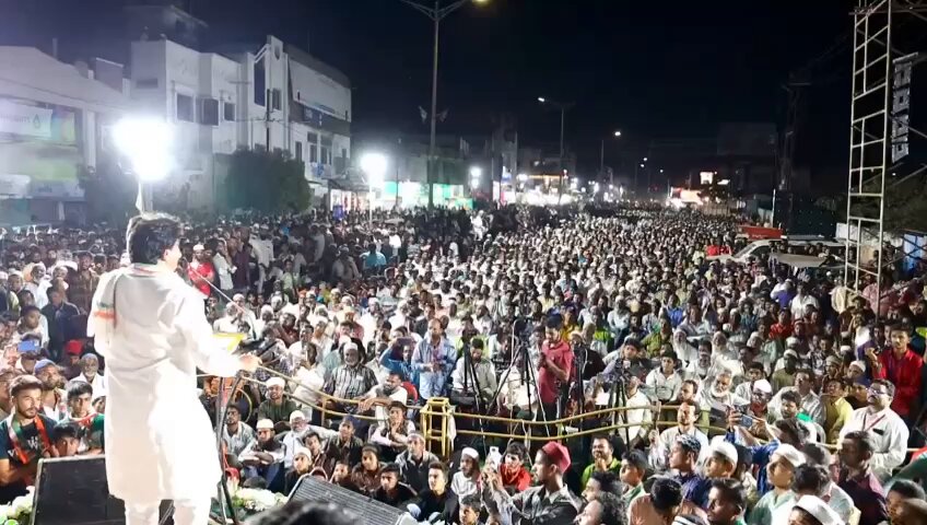 दिल्ली में INDIA गठबंधन की सरकार बनने जा रही है। मीडिया में BJP जीत रही है और जमीन पर INDIA गठबंधन जीत रहा है। पहले चरण के चुनाव में ही नरेंद्र मोदी का चेहरा उतर गया है, अमित शाह की जुबान लड़खड़ा रही है। लेकिन INDIA गठबंधन के नेता अभी भी दहाड़ रहे हैं। इस चुनाव में BJP के लिए कुछ भी नहीं है। प्रधानमंत्री जी अभी तो झूठ बोल रहे हैं लेकिन अगले चरण के चुनाव में वह रोने भी लगेगें, क्योंकि PM मोदी एक्टिंग कमाल की करते हैं। : Imran Pratapgarhi जी