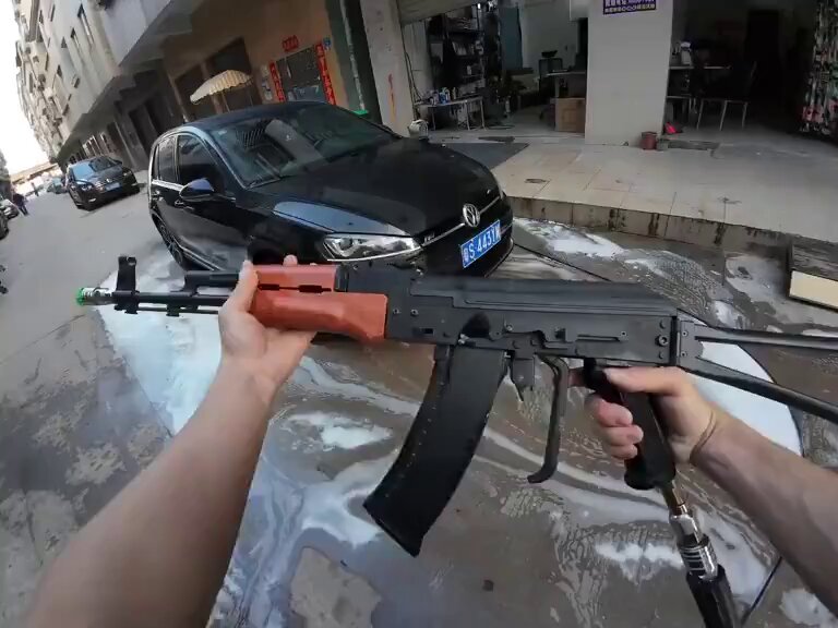 AKの見た目をした洗車フォームガン