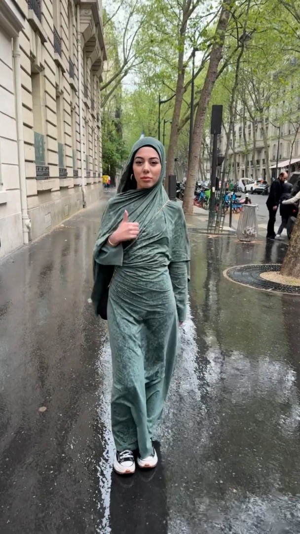Cette influenceuse marocaine se fait cracher dessus dans les rues de Paris