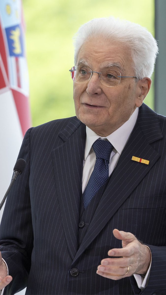 #Lubiana, il Presidente #Mattarella risponde alla domanda nell'incontro con la stampa "Quali sono le riforme urgenti e immediate di cui l’Unione europea ha bisogno in questo momento?" Il video integrale delle dichiarazioni: