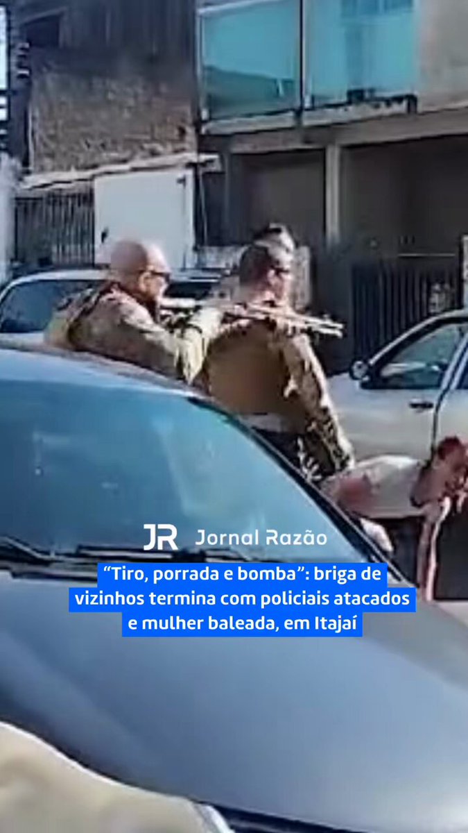 🚨 Policiais militares foram atacados, ofendidos e agredidos em ocorrência em Itajaí, no litoral de Santa Catarina. Guarnição foi mobilizada após vizinhos discutirem por conta de um carro ter sido molhado. Mulher se aproximou pelas costas e tentou dar uma pedrada na cabeça de um PM. Para protegê-lo, militar atirou no abdômen da agressora. Felizmente, nenhum policial ficou com ferimentos graves. Siga Jornal Razão