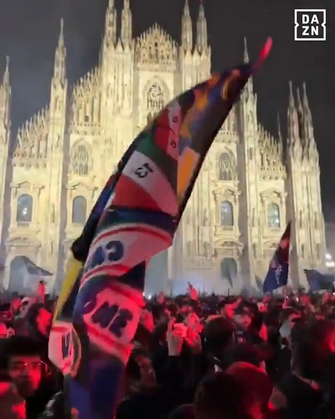Una notte INDIMENTICABILE per i tifosi dell'INTER โซ๐ต Milano nerazzurra FESTEGGIA la seconda stella โญโญ #Interstellar #DAZN