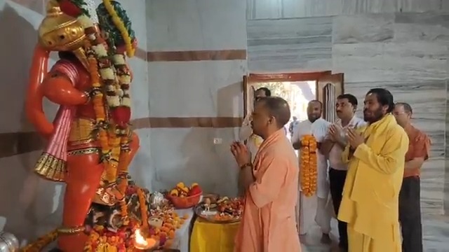 मंगल-मूरति मारुत-नंदन। सकल-अमंगल-मूल-निकंदन॥ पवनतनय संतन-हितकारी। हृदय बिराजत अवध-बिहारी॥ जय जय जय श्री हनुमान!