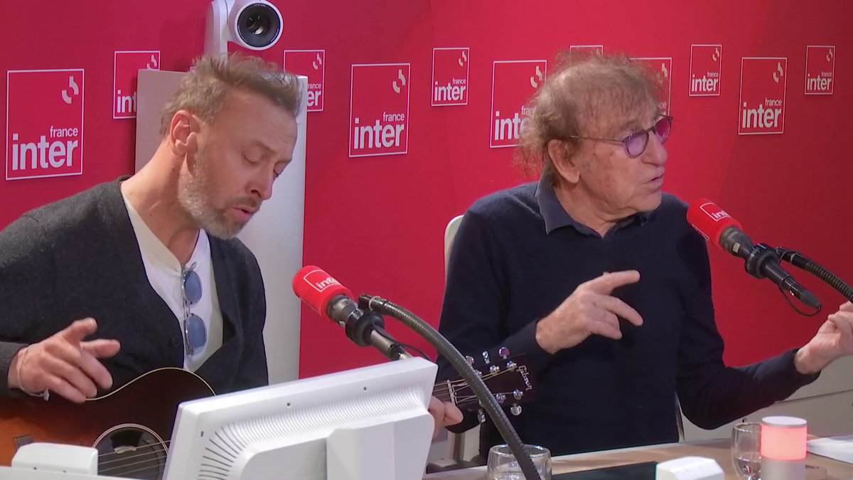 "When petite sœur We'll just have to remember" 🎶 Alain Souchon et ses deux fils, Pierre et Charles, alias Ours, interprètent Quand j’serai K.O. dans le studio de la matinale. #le710inter