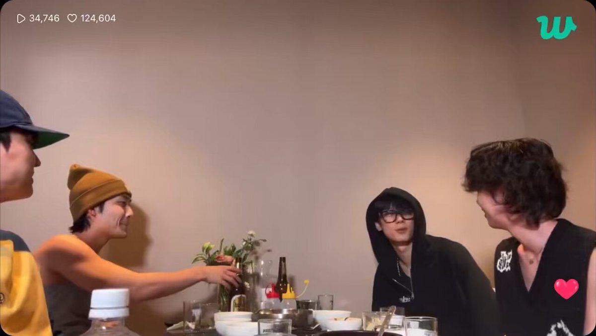 98z are talking about how they’d like to go on a trip together to vancouver 🥹