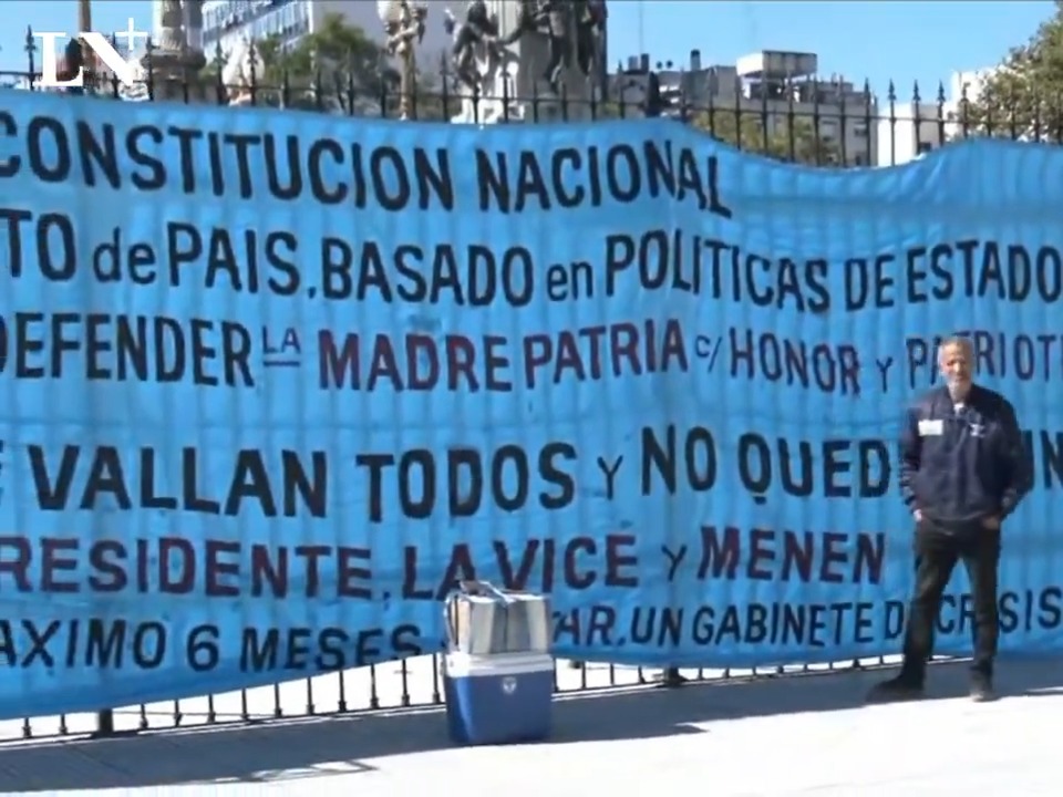"Vallan": Por comentarios sobre una bandera en la #MarchaUniversitaria