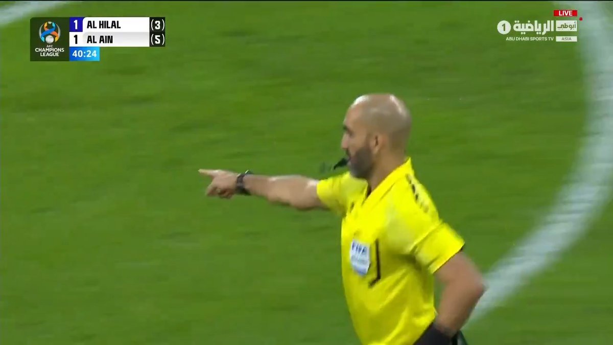 الحكم الكويتي يلغي ركلة جزاء و يرفض طرد مدافع الهلال رغم الخطأ الواضح!!!!!