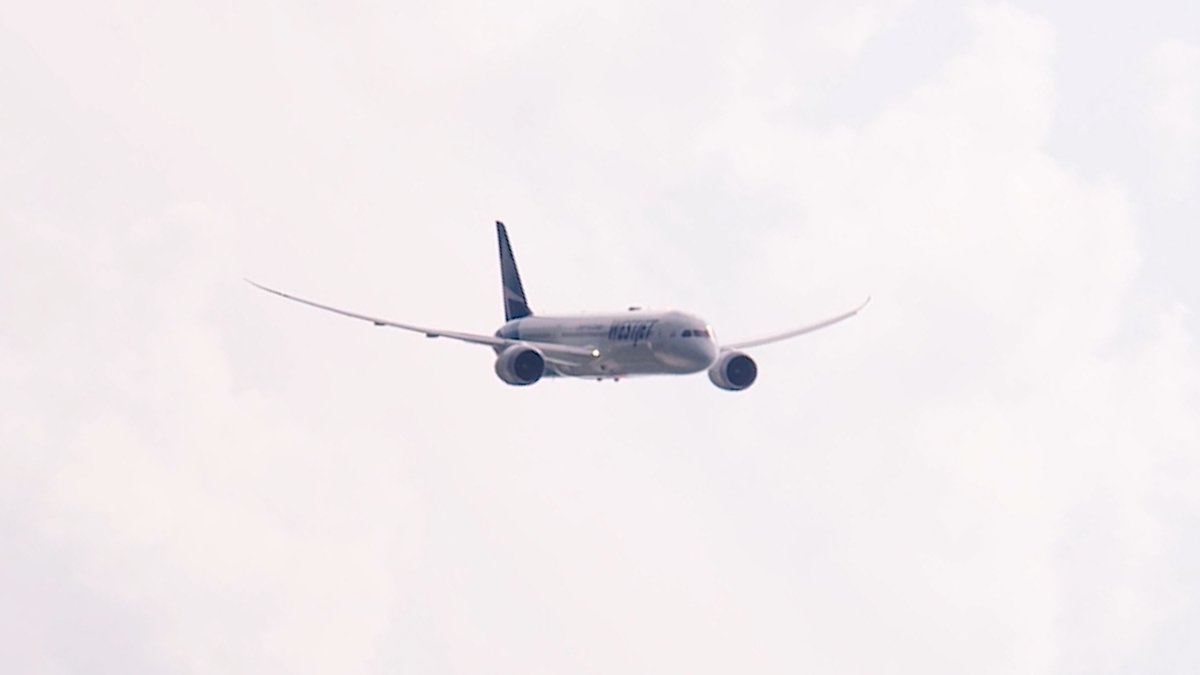 A demonstration 787 #Dreamliner in @westjet livery flew over the 18th fairway during the RBC Heritage presented by Boeing last weekend. In 13 years of service, the global 787 fleet has safely transported more than 875 million passengers on more than 4.2 million flights.