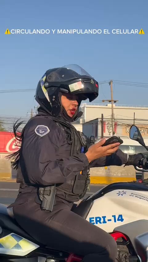 #DenunciaCiudadana | Esta tarde un ciudadano reporta a personal de Policía Vial Jalisco, al grabar a una oficial conduciendo una motocicleta mientras usaba su celular. La oficial se dio cuenta y pocos metros después, detuvieron el tráfico en medio del carril de la carretera Chapala. ¿Qué opinas sobre la respuesta de los agentes de Policía Vial Jalisco?