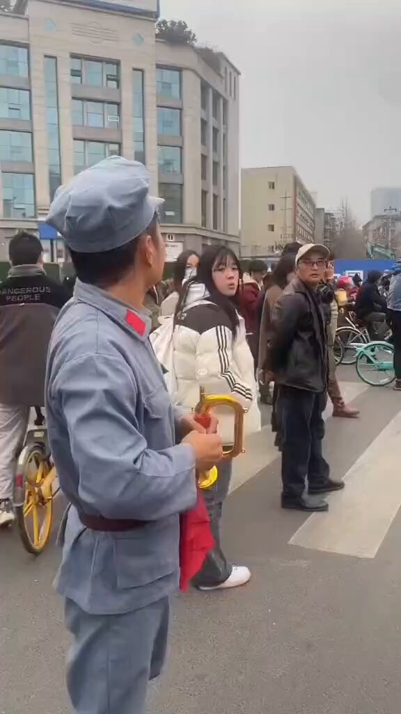 不敢想象， 这样的傻逼在中国漫山遍野的存在， “洗脑”已经快洗到人种退化了！