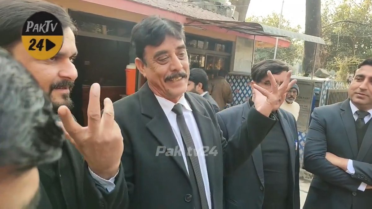 سب سے وائرل جانے والی ویڈیو۔ اب بھی انصاف کے سینے میں سازش کی گولی لگتی ہے قانون یہاں پر بکتا ہے۔ قاضی کی بولی کی لگتی ہے